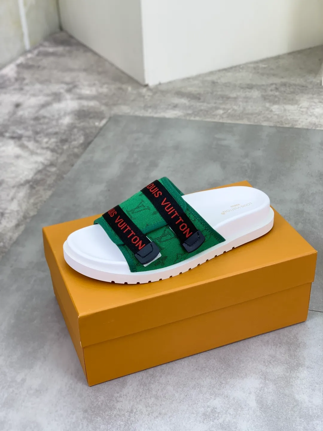 Men's shoes 💰P320💰【New style】🆘 Original quality 【LOUIS VUITTON】The popular Louis Vuitton LV men's slippers on the official website are on sale simultaneously! Original fabric imported from Italy, original factory special supply, code number: 38-44 (45 customized), many colors available